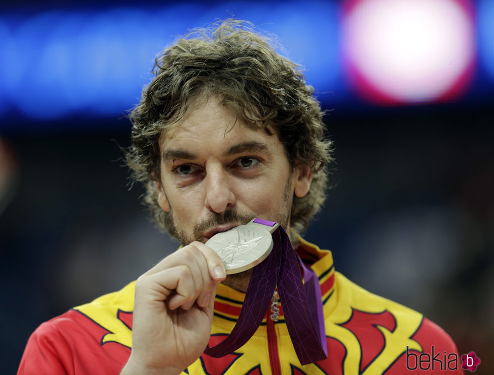 Pau Gasol besando la medalla de plata en Londres 2012