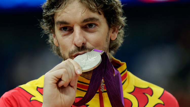 Pau Gasol besando la medalla de plata en Londres 2012