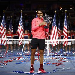 Rafa Nadal mordiendo su trofeo del US Open 2017