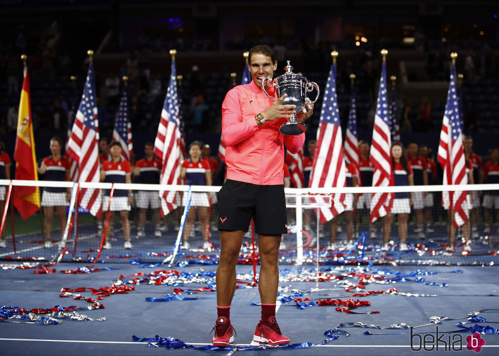 Rafa Nadal mordiendo su trofeo del US Open 2017