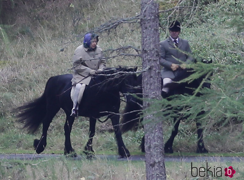 La Reina Isabel montando a caballo