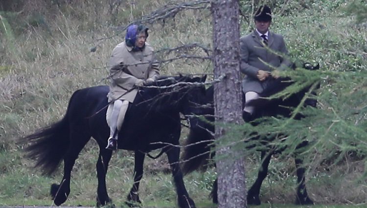 La Reina Isabel montando a caballo