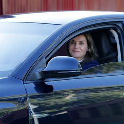 La Reina Letizia saliendo del colegio Santa María de los Rosales tras dejar a sus hijas