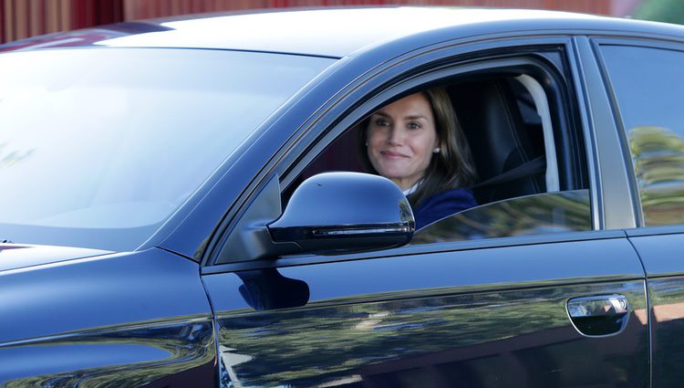 La Reina Letizia saliendo del colegio Santa María de los Rosales tras dejar a sus hijas