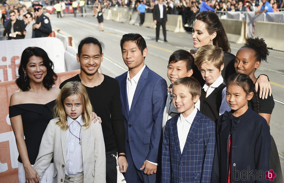 Angelina Jolie con todos sus hijos en el estreno de 'First They Killed My Father' en el Festival de Toronto 2017