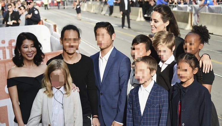 Angelina Jolie con todos sus hijos en el estreno de 'First They Killed My Father' en el Festival de Toronto 2017