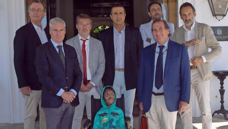 Shalini, 'la niña serpiente', con el equipo médico que la tratará