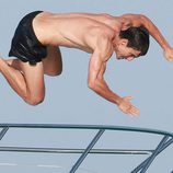 Álex González tirándose al mar desde un barco