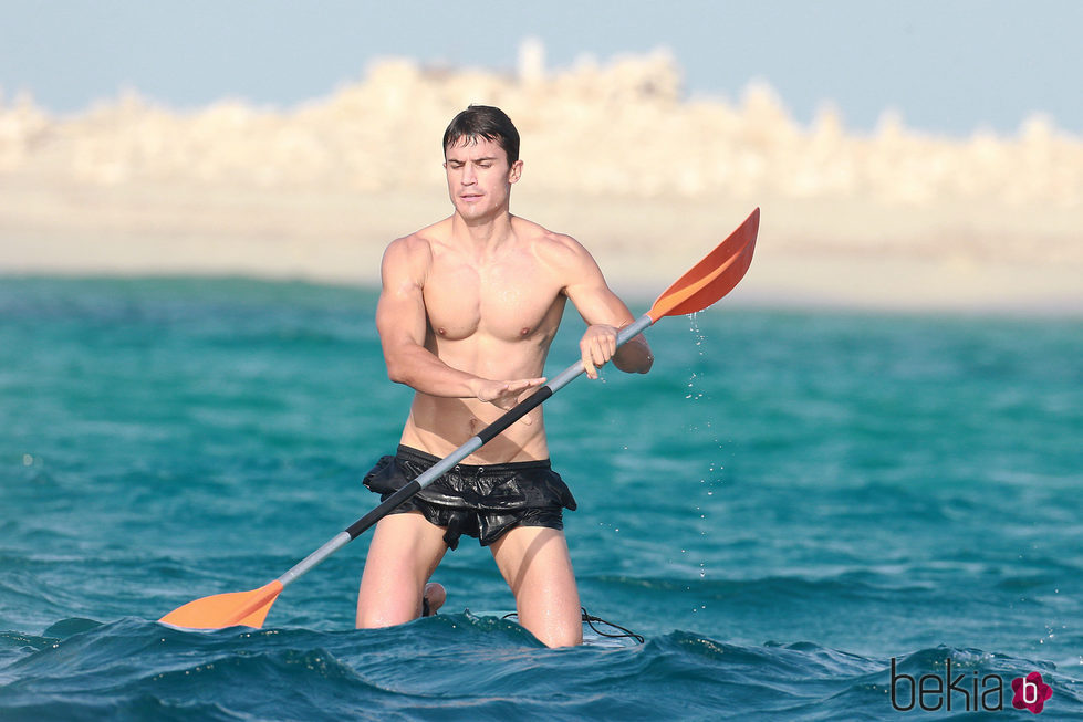 Álex González presume de torso desnudo practicando paddle surf