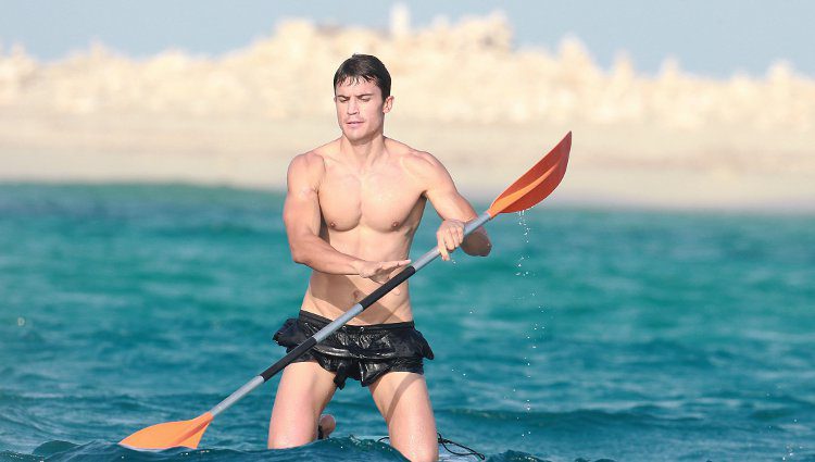 Álex González presume de torso desnudo practicando paddle surf