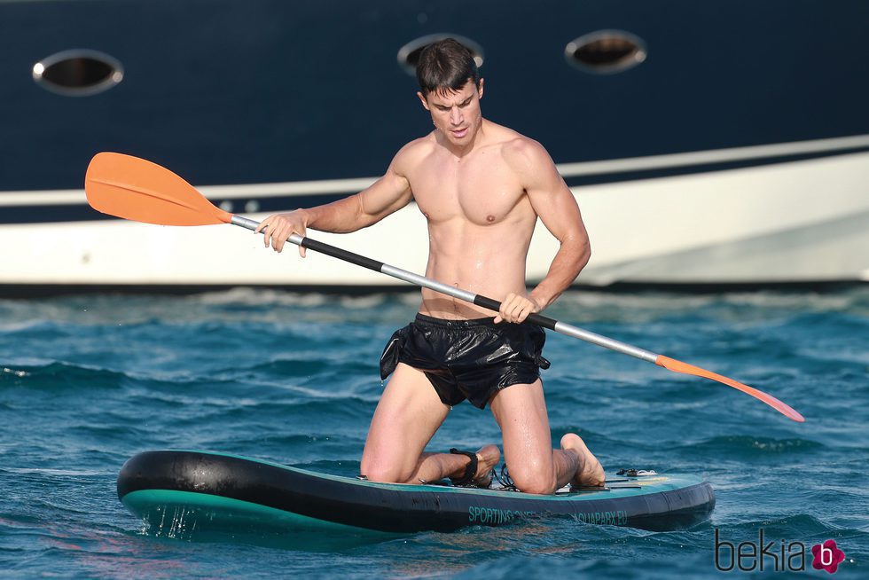 Álex González practicando paddle surf en Ibiza