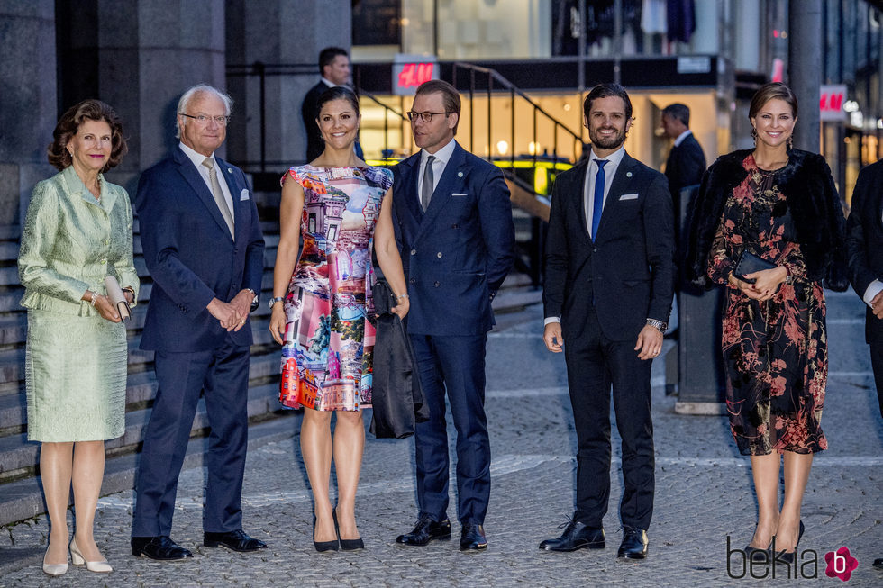 Los Reyes de Suecia, la pareja heredera, Carlos Felipe y Magdalena de Suecia en el concierto por la apertura del Parlamento 2017