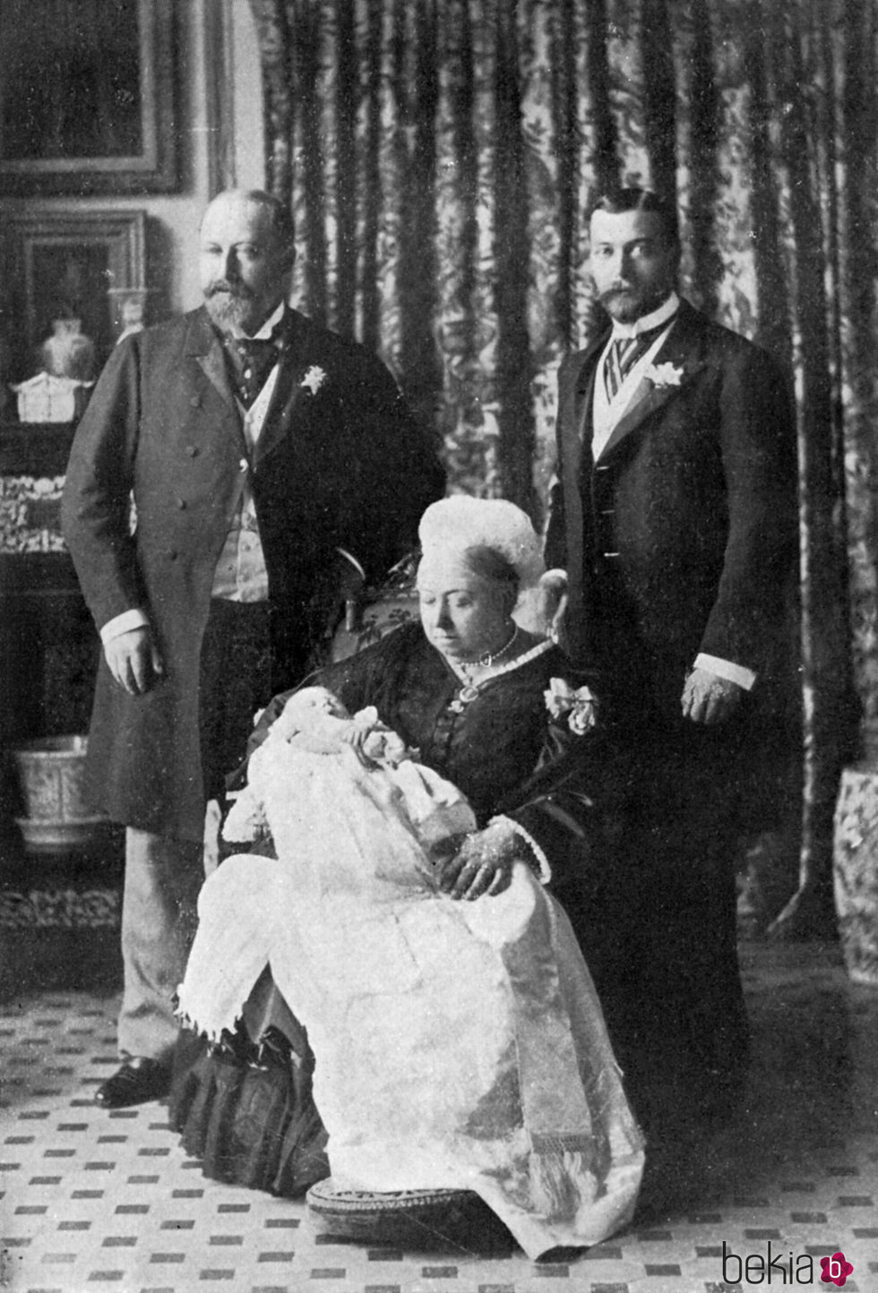 La Reina Victoria con su hijo Eduardo VII, su nieto Jorge V y su bisnieto el Duque de Windsor en 1894