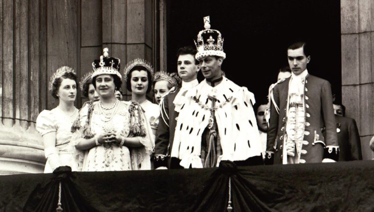 El Rey Jorge VI en su coronación junto a la Reina Isabel