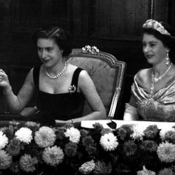 La Princesa Margarita fumando junto a la Reina Isabel cuando eran jóvenes