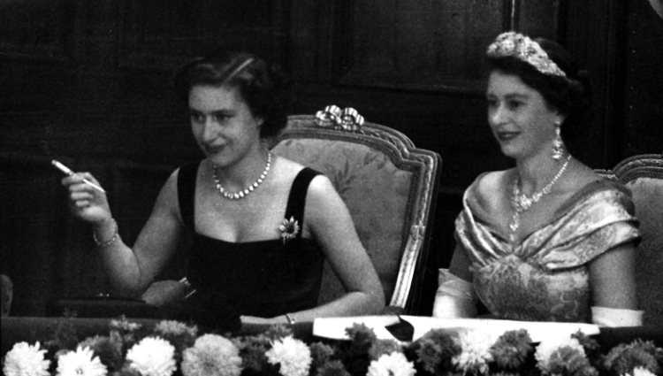 La Princesa Margarita fumando junto a la Reina Isabel cuando eran jóvenes