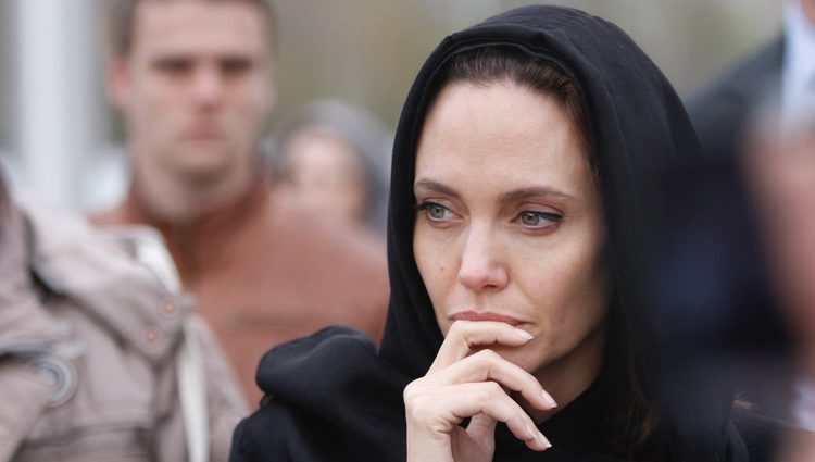 Angelina Jolie con pañuelo en su visita a Bosnia