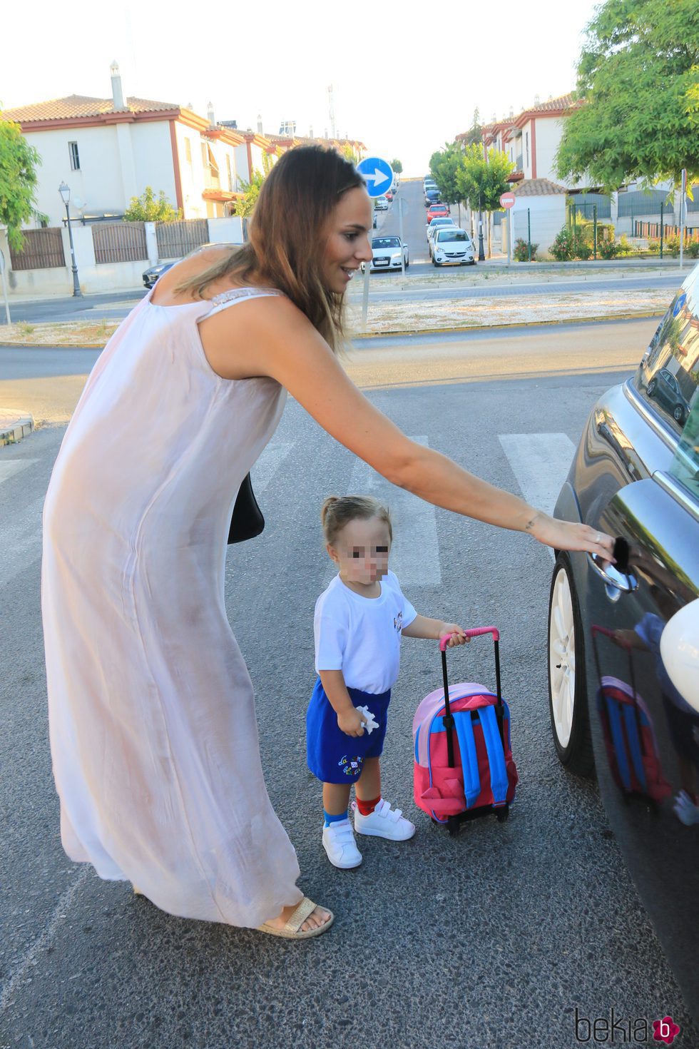 Irene Rosales llevando a su hija Ana a la guardería