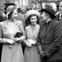 La Reina Isabel y la Princesa Margarita en 1945