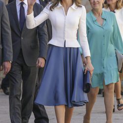 La Reina Letizia saludando en su visita a Salamanca