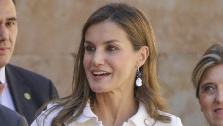 La Reina Letizia saludando en su visita a Salamanca