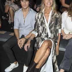 Arancha de Benito y Agustín Etienne en el front row desfile de Andrés Sardá en Madrid Fashion Week primavera/verano 2018