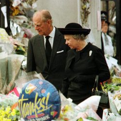 La Reina Isabel y el Duque de Edimburgo rodeados de flores en homenaje a Lady Di tras su muerte