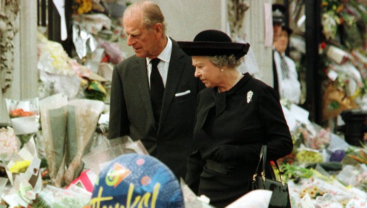 La Reina Isabel y el Duque de Edimburgo rodeados de flores en homenaje a Lady Di tras su muerte