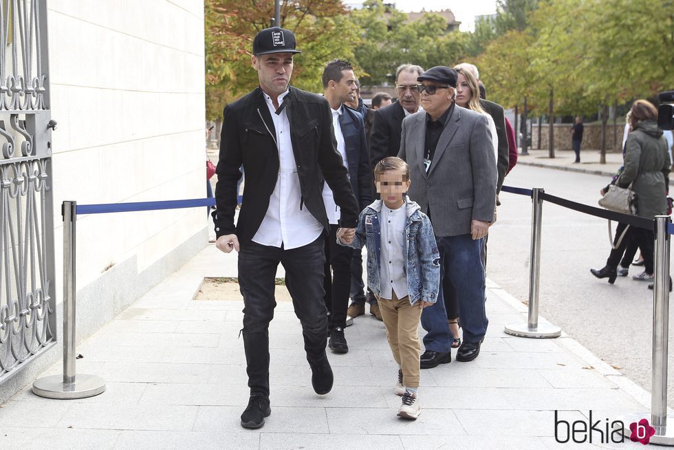 Fonsi Nieto con su hijo Lucas en el homenaje póstumo a Ángel Nieto en Madrid