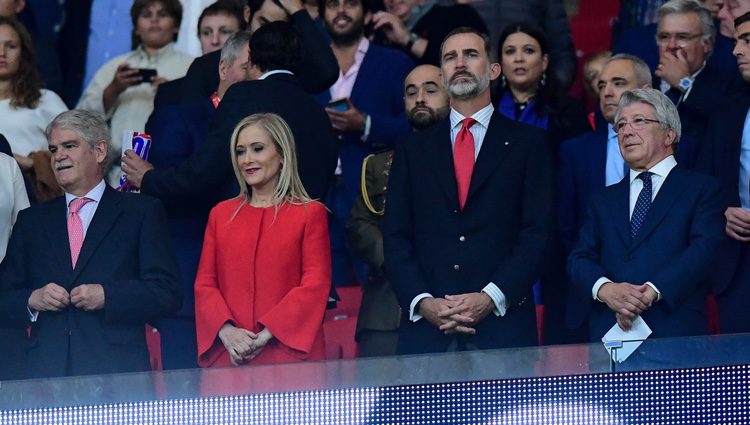 El Rey Felipe VI, Cristina Cifuentes y Enrique Cerezo, en el partido inaugural del Atlético de Madrid en el Wanda Metropolitano