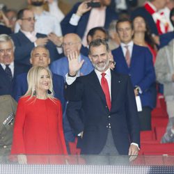 El Rey Felipe VI y Cristina Cifuentes en el partido inaugural del Atlético de Madrid en el Wanda Metropolitano