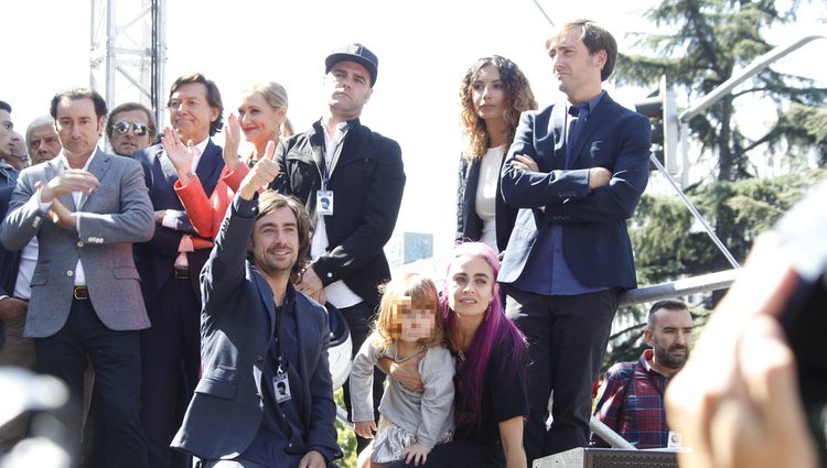 La familia de Ángel Nieto en el homenaje celebrado a las puertas del Bernabéu en Madrid