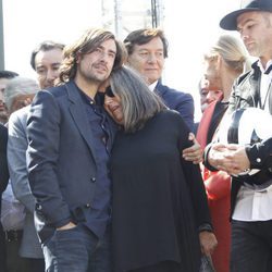 Gelete Nieto, Fonsi Nieto y demás personas en el homenaje a Ángel Nieto celebrado a las puertas del Bernabéu en Madrid