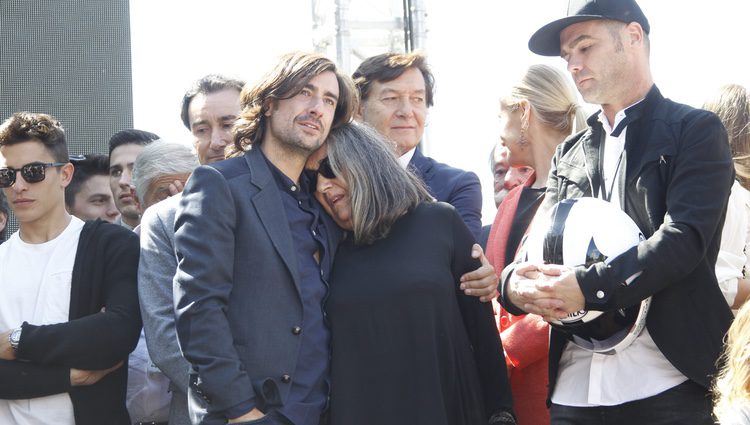 Gelete Nieto, Fonsi Nieto y demás personas en el homenaje a Ángel Nieto celebrado a las puertas del Bernabéu en Madrid