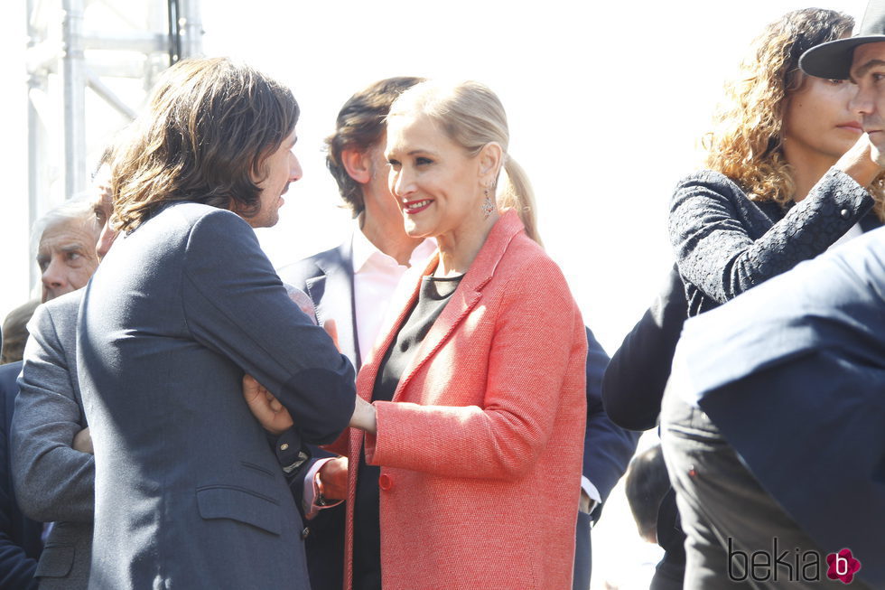 Cristina Cifuentes apoya a Gelete Nieto en el homenaje celebrado a las puertas del Bernabéu en Madrid de Ángel Nieto