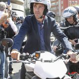 Pablo Nieto en el homenaje motero de Ángel Nieto en las puertas del Bernabéu