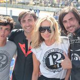 Marta Sánchez con Gelete, Pablo y Hugo Nieto en el homenaje de Ángel Nieto en el circuito del Jarama