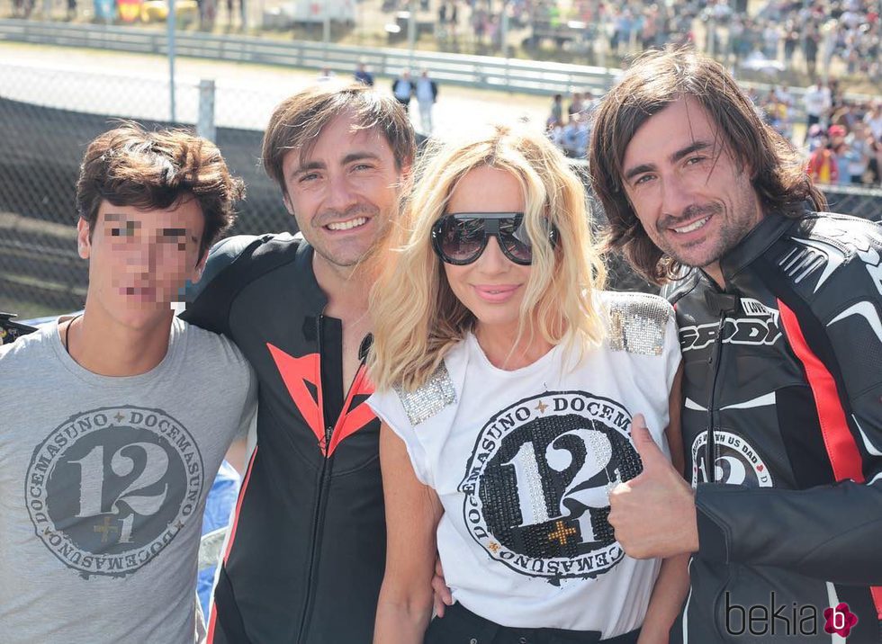 Marta Sánchez con Gelete, Pablo y Hugo Nieto en el homenaje de Ángel Nieto en el circuito del Jarama