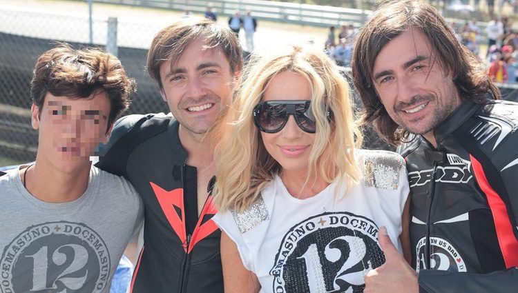 Marta Sánchez con Gelete, Pablo y Hugo Nieto en el homenaje de Ángel Nieto en el circuito del Jarama