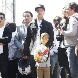 Fonsi Nieto con su hijo Lucas en el homenaje de Ángel Nieto en las puertas del Bernabéu