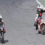 Gelete y Pablo Nieto dando una vuelta en el circuito del Jarama durante el homenaje a su padre Ángel Nieto