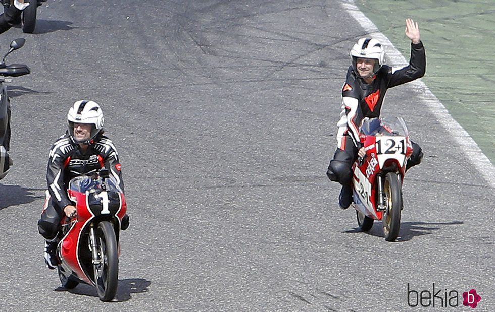 Gelete y Pablo Nieto dando una vuelta en el circuito del Jarama durante el homenaje a su padre Ángel Nieto