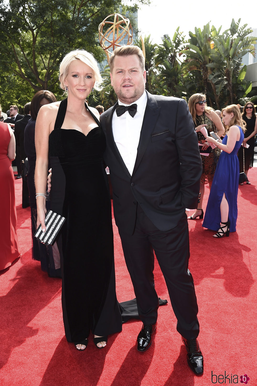 Julia Carey y James Corden en la alfombra roja de los Premios Emmy 2017