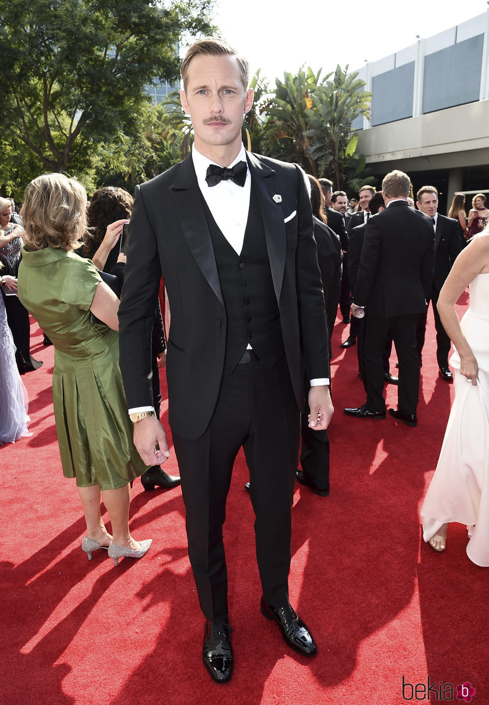 Alexander Skarsgård en la alfombra roja de los Premios Emmy 2017