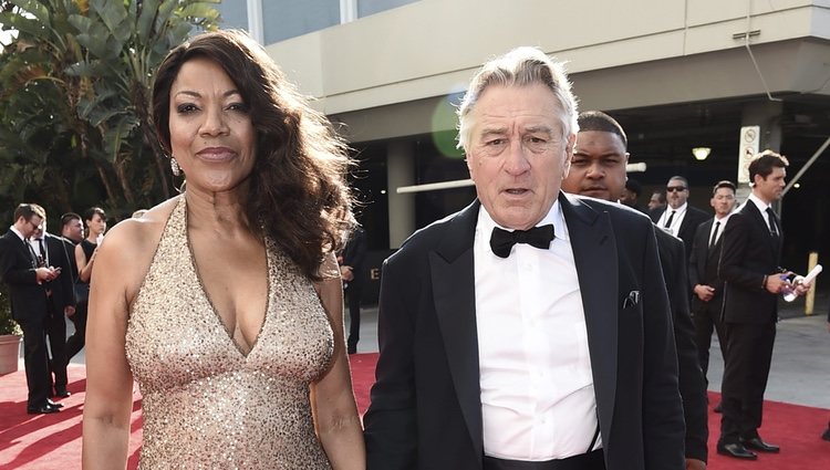 Grace Hightower y Robert De Niro en la alfombra roja de los Premios Emmy 2017