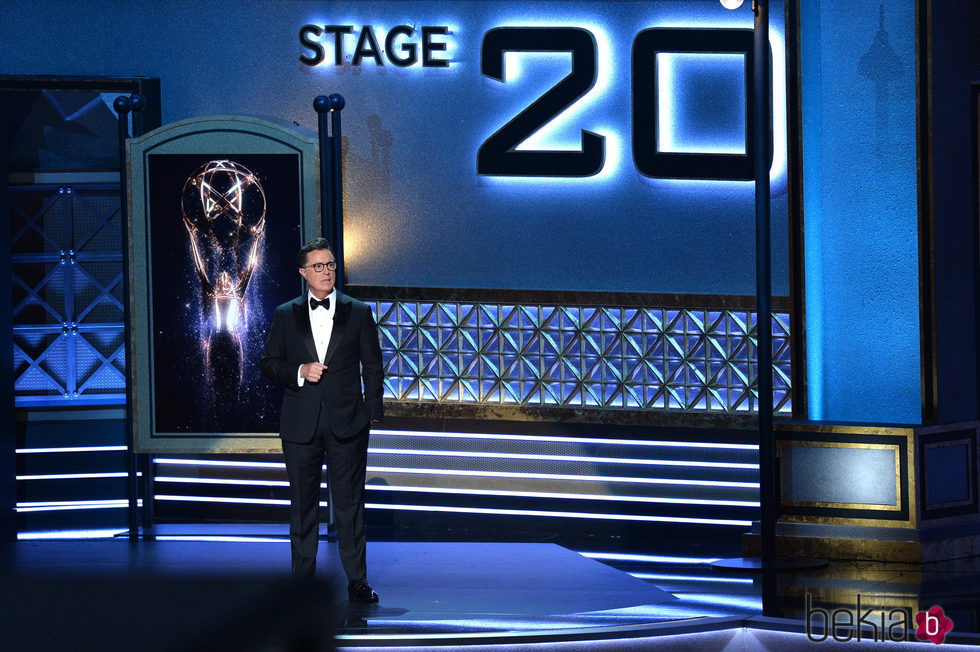 Stephen Colbert ejerciendo de maestro de ceremonias de los Premios Emmy 2017