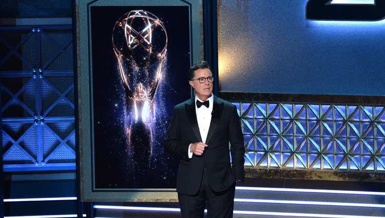 Stephen Colbert ejerciendo de maestro de ceremonias de los Premios Emmy 2017