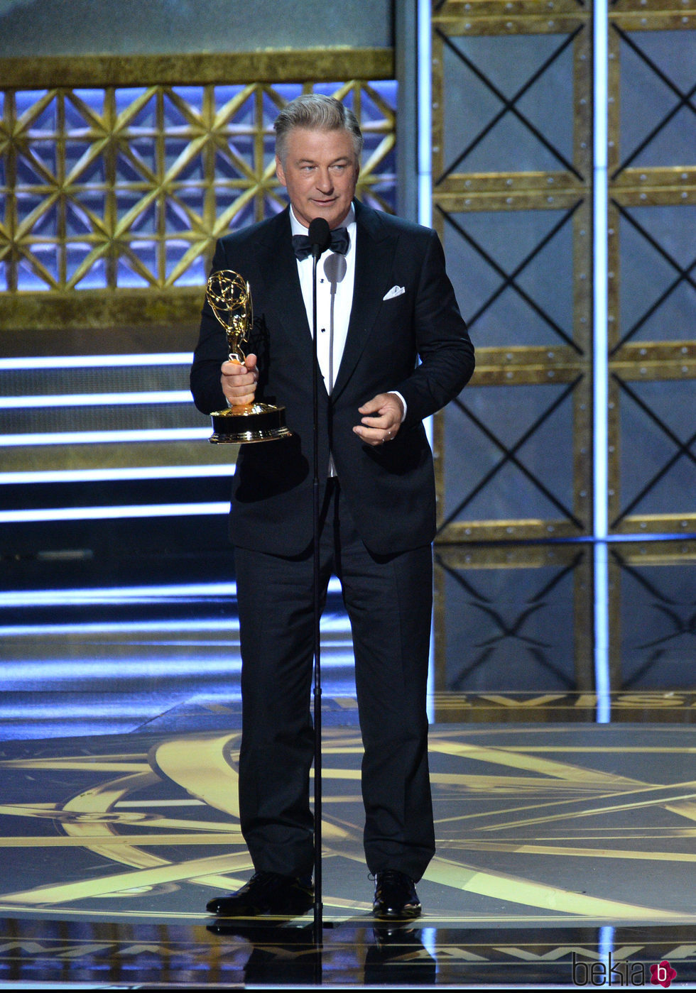 Alec Baldwin recogiendo su galardón de los Premios Emmy 2017