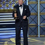 Alec Baldwin recogiendo su galardón de los Premios Emmy 2017