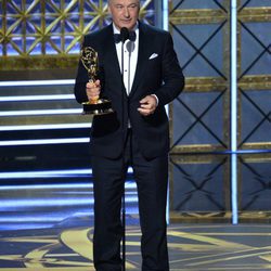 Alec Baldwin recogiendo su galardón de los Premios Emmy 2017